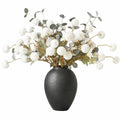 Ramo de Flores Artificiales Blancas en Jarrón Negro Decorativo